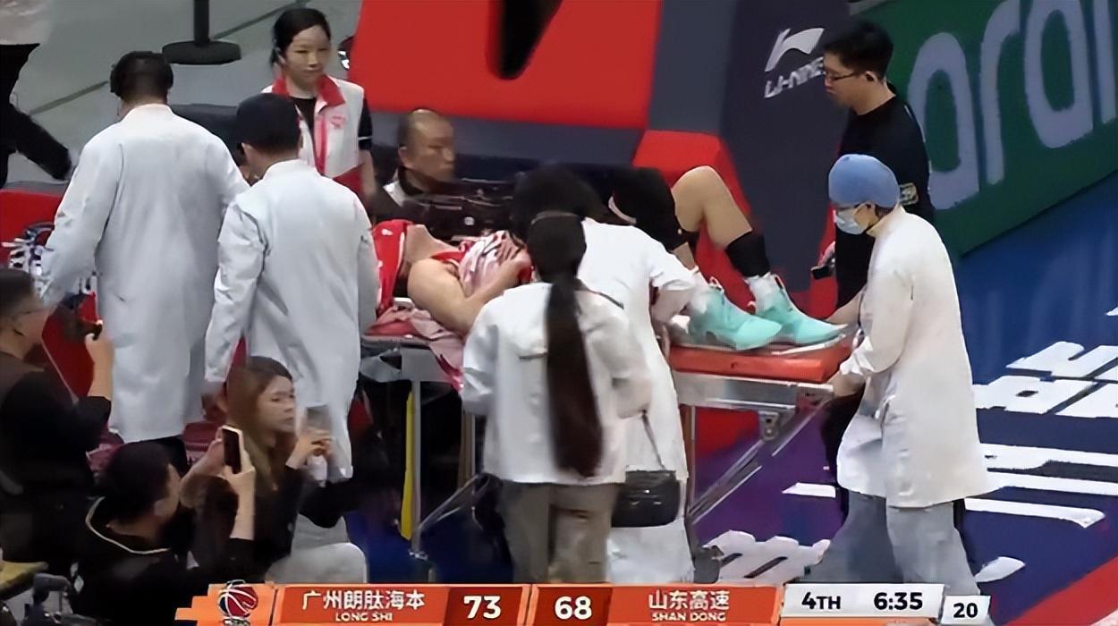 必一运动官网app-退役X因素？郭艾伦左膝受伤捂脸沮丧 近三年仅打21场合同也将到期